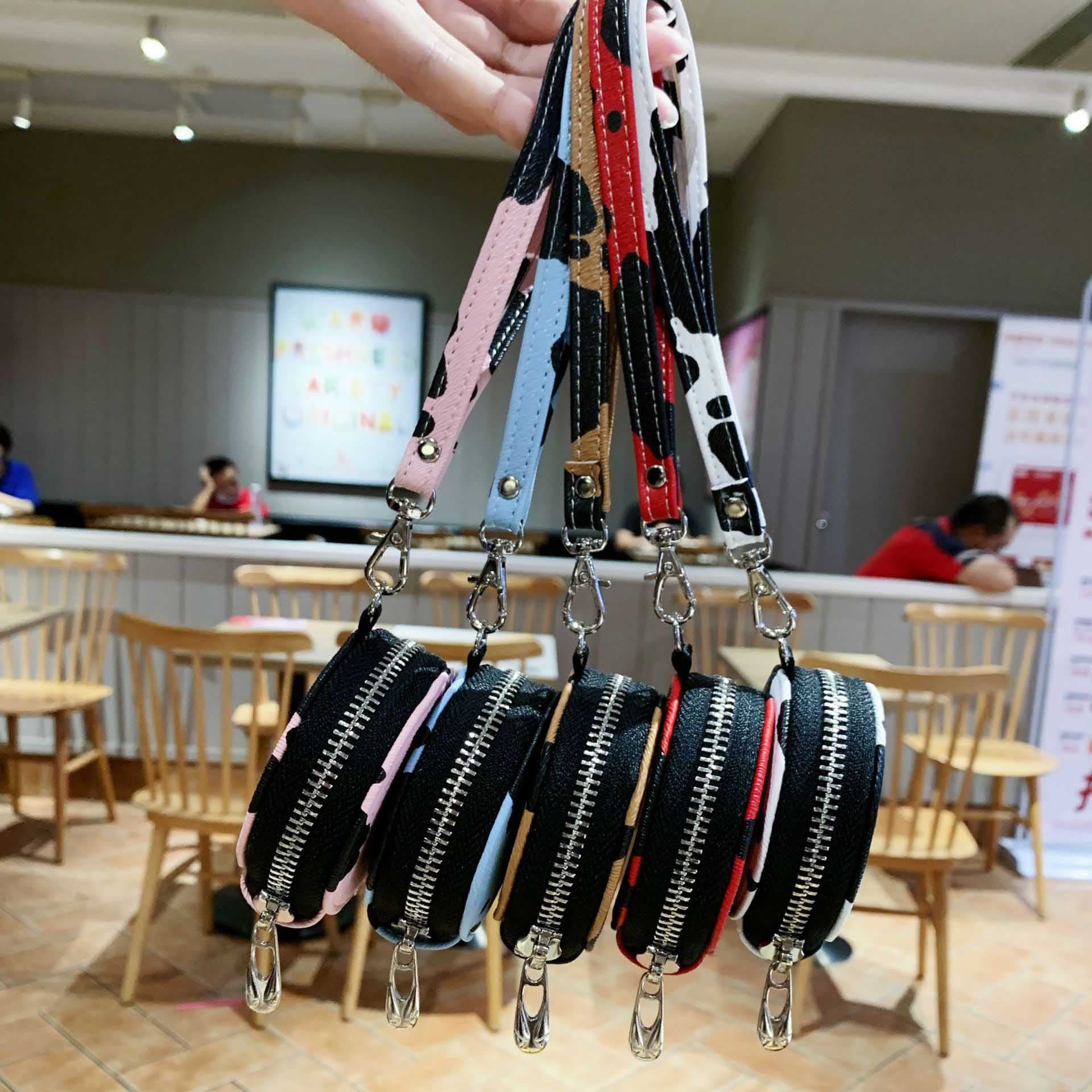 Airpodsケース 牛柄模様 エアーポッズ ケース ストラップ付き 全世代対応