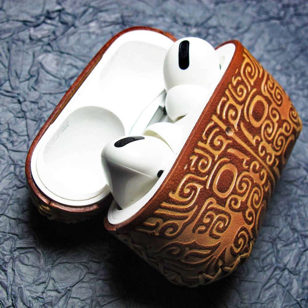 伝統模様刻印レザーAirPodsproケース