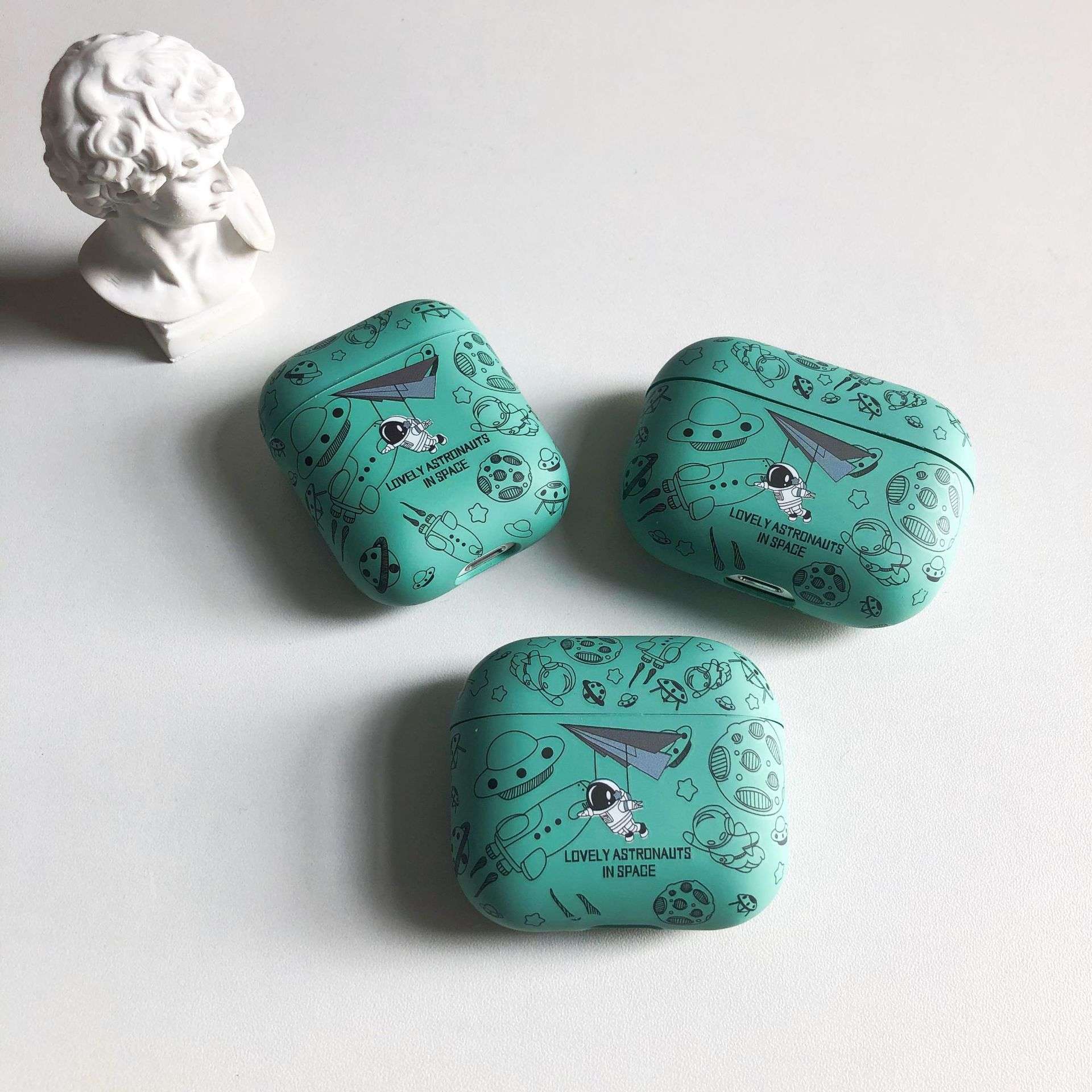 かわいい キャラクター 宇宙飛行士とお月様 AirPods/AirPodsproケース
