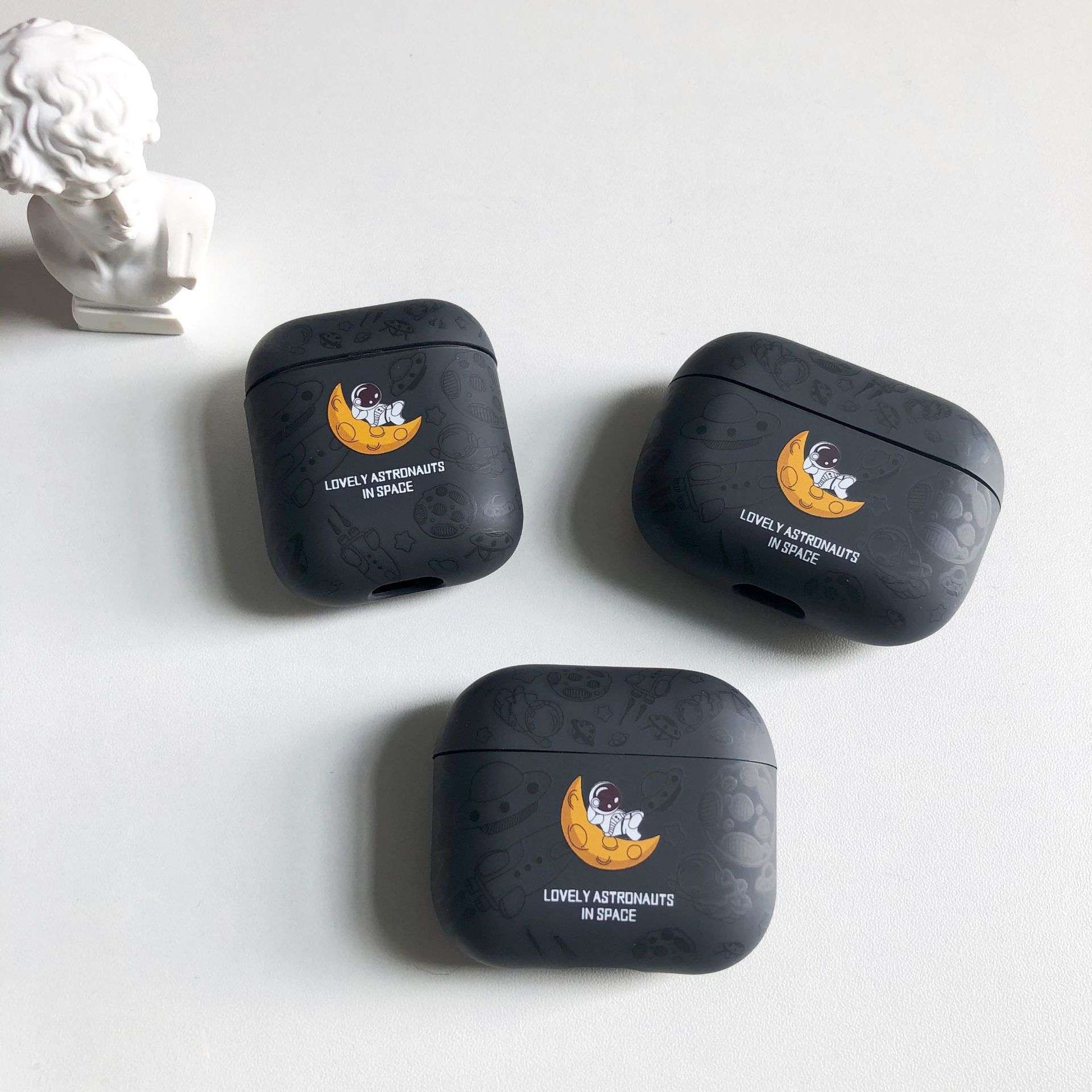 かわいい キャラクター 宇宙飛行士とお月様 AirPods/AirPodsproケース