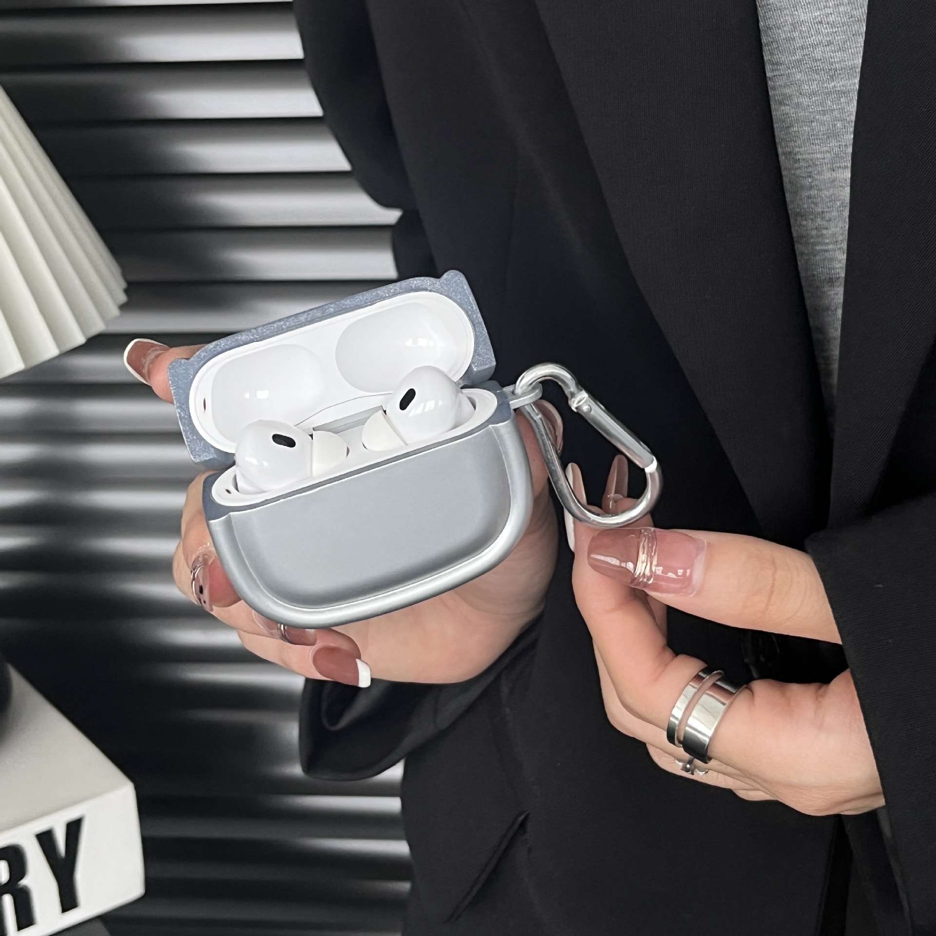 スタイリッシュ シルバー風 カラビナ付き AirPods/AirPodsproケース