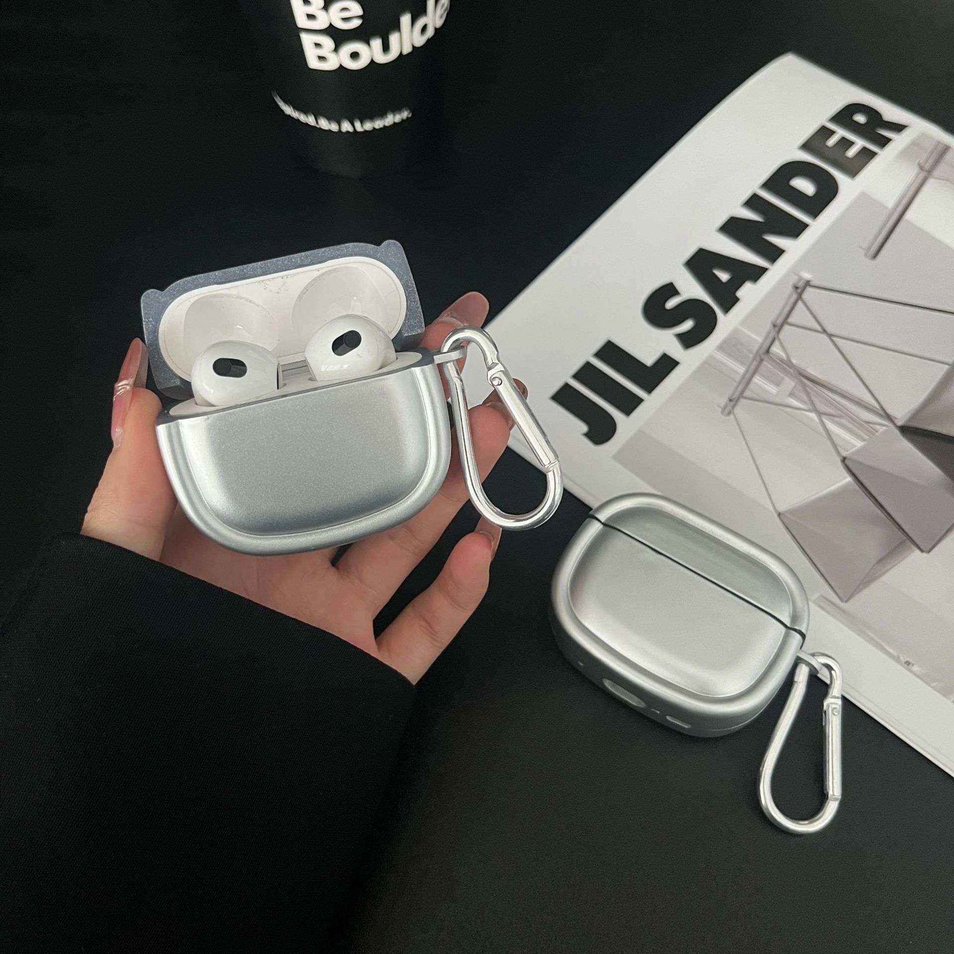 スタイリッシュ シルバー風 カラビナ付き AirPods/AirPodsproケース