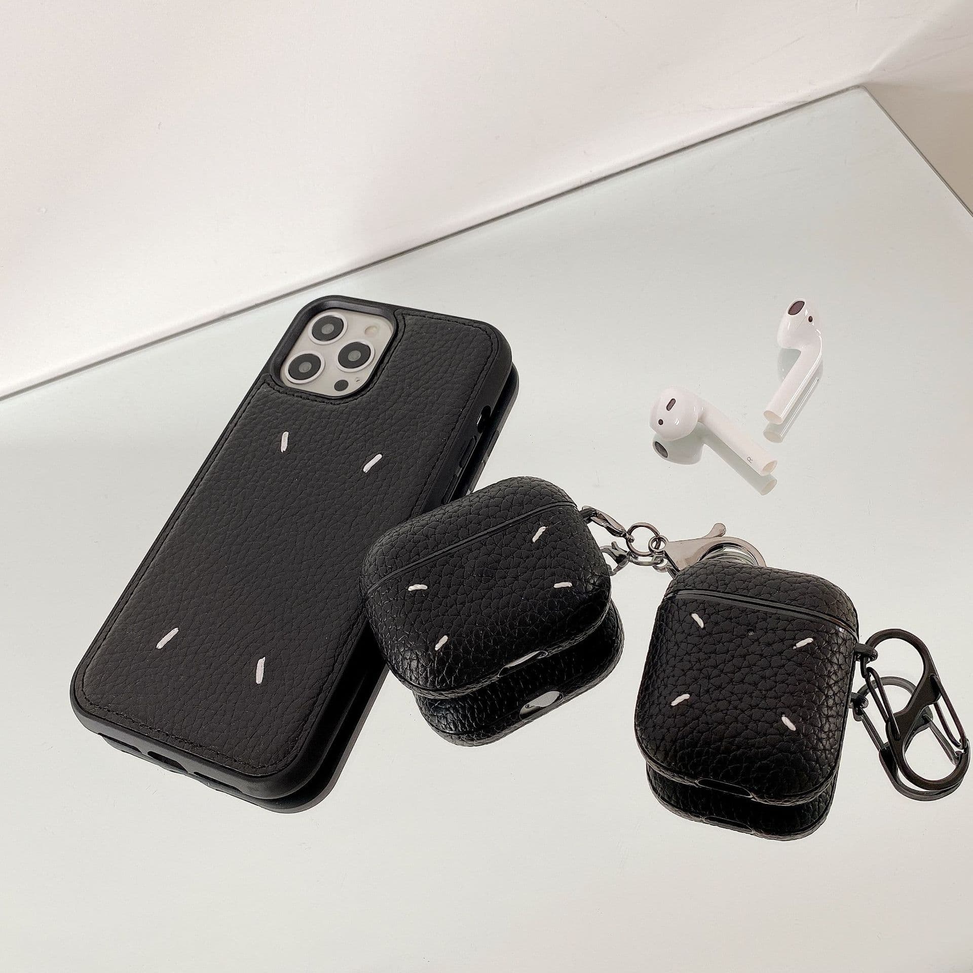 Airpodsケース 高級感漂う本革型押し金具付きケース