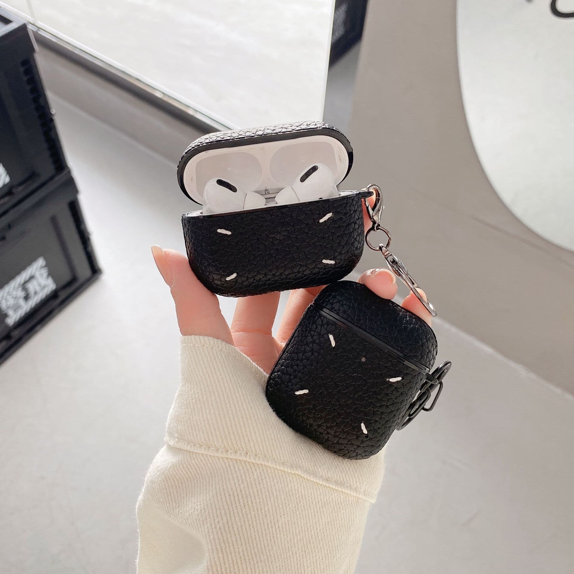 Airpodsケース 高級感漂う本革型押し金具付きケース